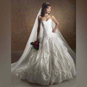 NWT Sample Maggie Sottero Vintage White Bridal Gown #J926